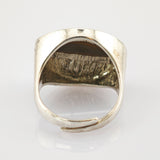 Silberfarbener verstellbarer Ring mit offenem Band und texturierter Innenseite vor weißem Hintergrund.