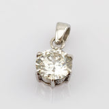 Silberner Anhänger mit großem rund facettiertem klarem Edelstein, gehalten von sechs Krappen.