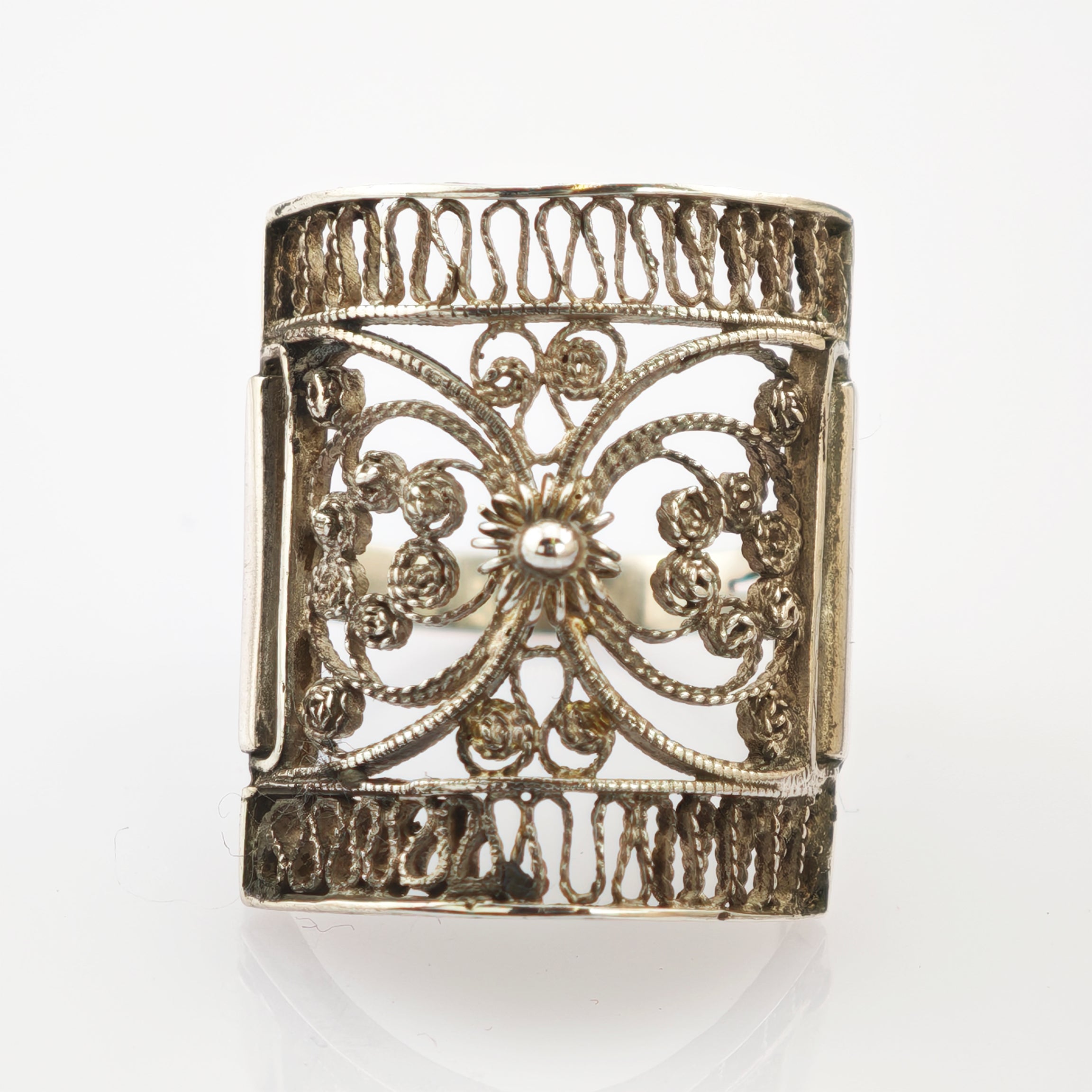 Silberner Filigranring mit kunstvollen Blumen- und geometrischen Mustern, Vintage-Schmuck.