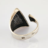 Silberner offener Ring mit strukturiertem dreieckigem schwarzem Einsatz und geglätteter Oberfläche, 925 Stempel