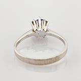 Silberner Ring mit blauem Edelstein in Krappenfassung und eingravierter 14K-Markierung auf dem Innenring.