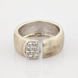 Silberner Ring mit breitem Band, offener Front und rechteckigem Cluster aus funkelnden Diamanten