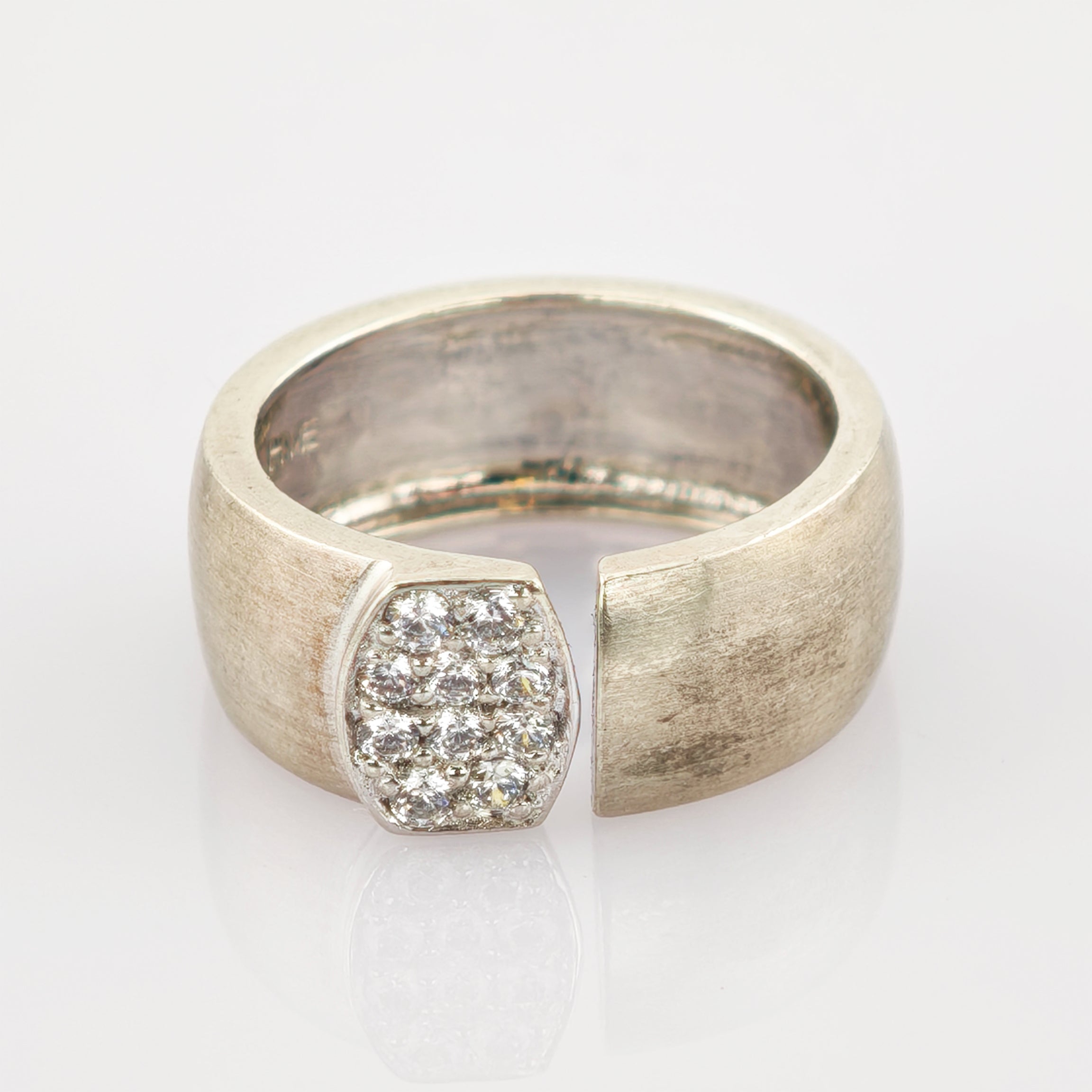 Silberner Ring mit breitem Band, offener Front und rechteckigem Cluster aus funkelnden Diamanten