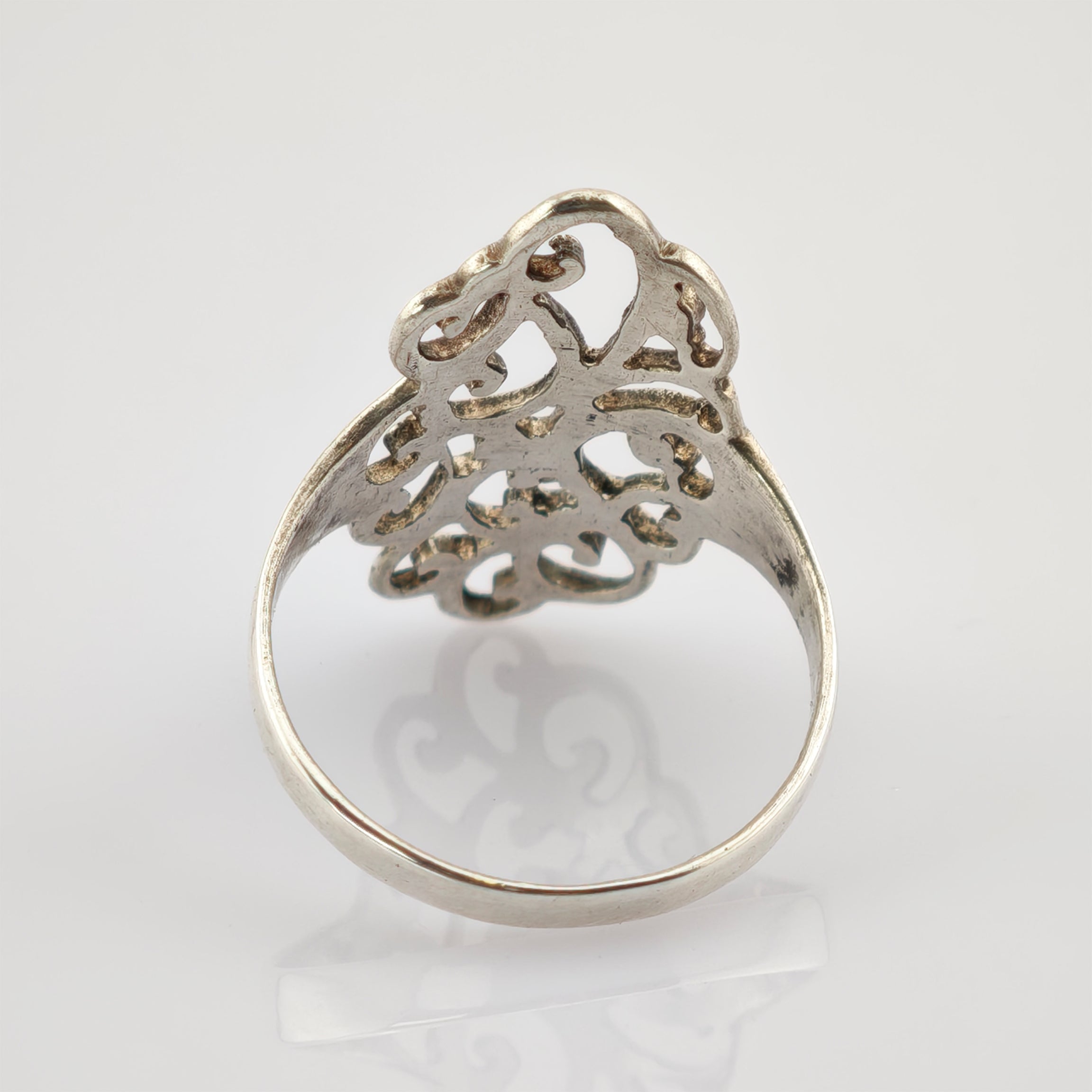 Silberner Ring mit filigranem Muster und Schnitzereien auf dem Ringkopf