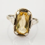 Silberner Ring mit großem rechteckigem gelbem Edelstein in kunstvoller Fassung