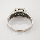 Silberner Ring mit glatter Fassung und sichtbaren Krappen in Vintage-Stil.