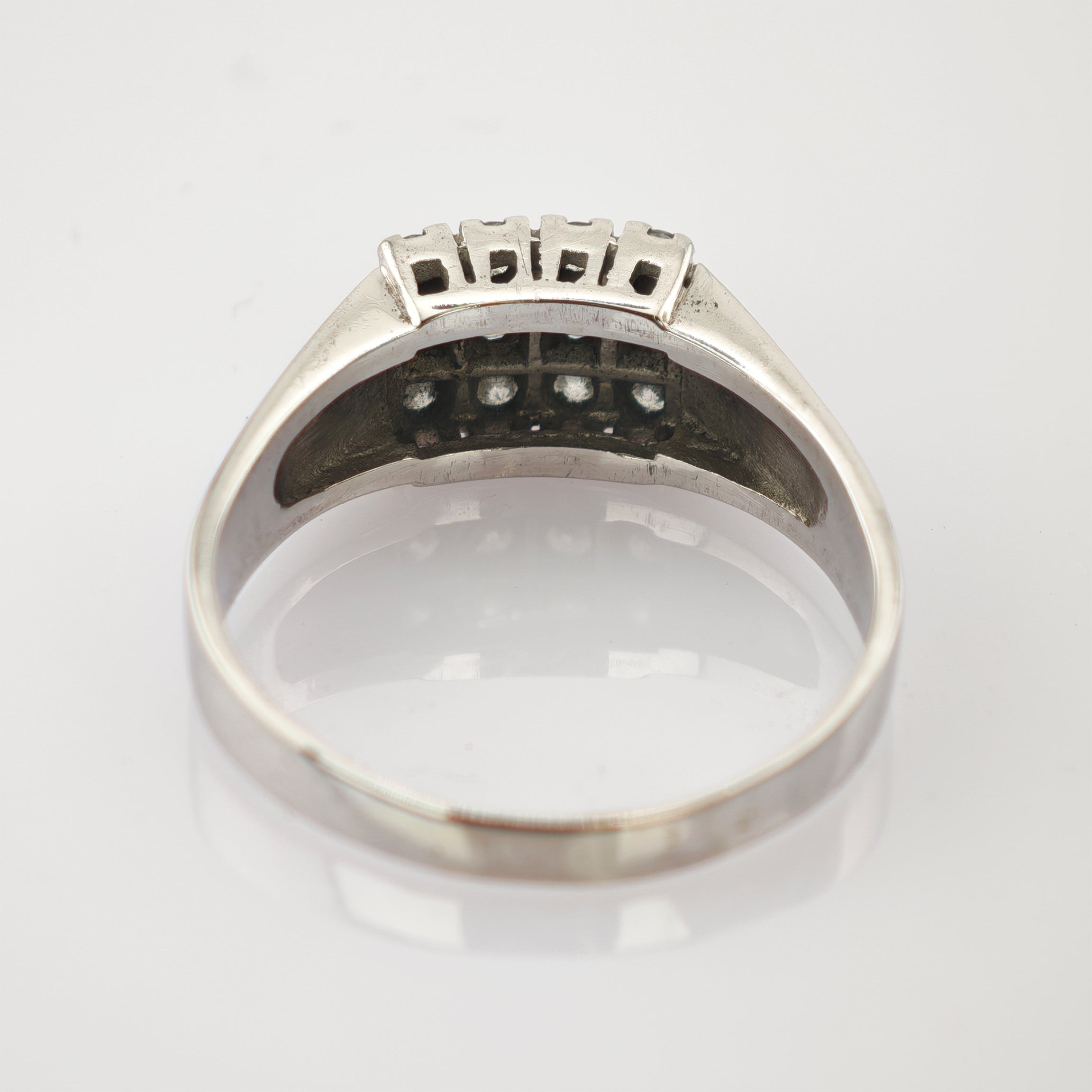 Silberner Ring mit glatter Fassung und sichtbaren Krappen in Vintage-Stil.