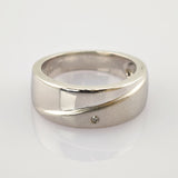 Silberner Ring mit glatter Oberfläche und diagonaler Linie auf weißem Hintergrund