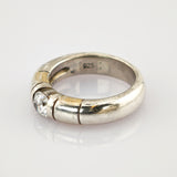 Silberner Ring mit rundem klarem Edelstein und gebrauchten Spuren, 925er Sterling-Silber Punze.