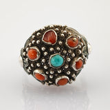 Ornamentierter silberner Ring mit roten Korallensteinen und zentralem Türkis