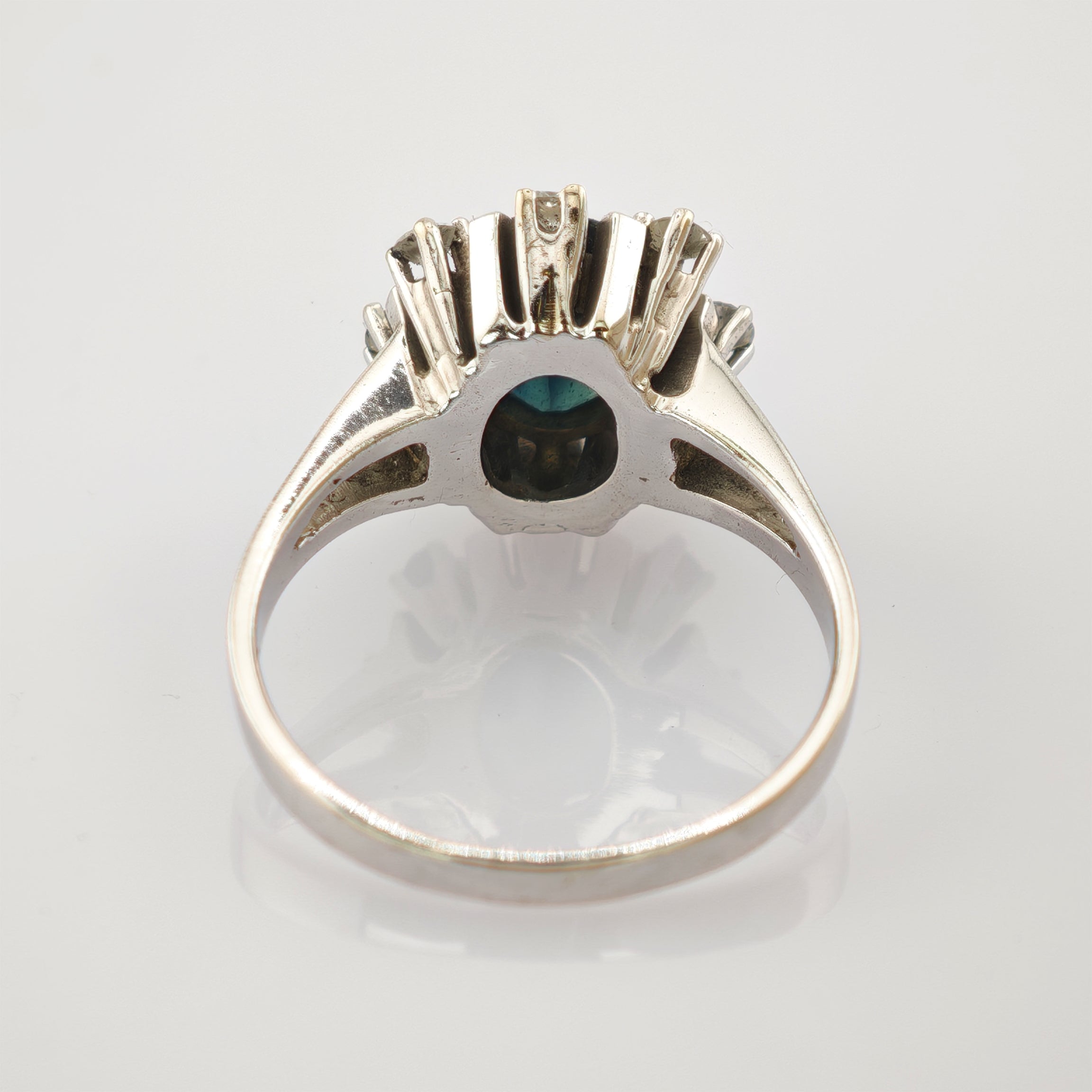 Nahaufnahme eines silbernen Rings mit ovalem blauem Edelstein und Krappenfassung