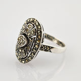 Detailreicher silberner Ring mit ovalem Top, verziert mit kleinen facettierten Steinen in floralem Muster