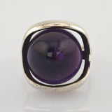 Silberner Ring mit quadratischem Rahmen und großem rundem violetten Stein in der Mitte