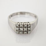 Silberring mit rechteckigem Top und 12 runden klaren Edelsteinen im Silberner Ring mit rechteckigem Top und zwölf klaren Edelsteinen in 3x4-Anordnung