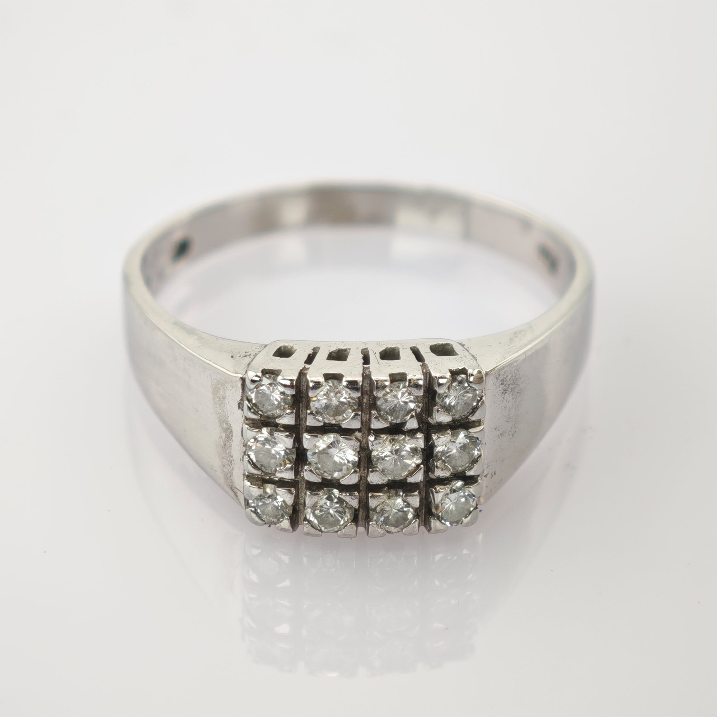 Silberring mit rechteckigem Top und 12 runden klaren Edelsteinen im Silberner Ring mit rechteckigem Top und zwölf klaren Edelsteinen in 3x4-Anordnung