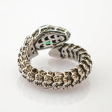 Silberner Ring mit schleifenförmigem Schlangenmotiv und filigranen Schuppenmustern
