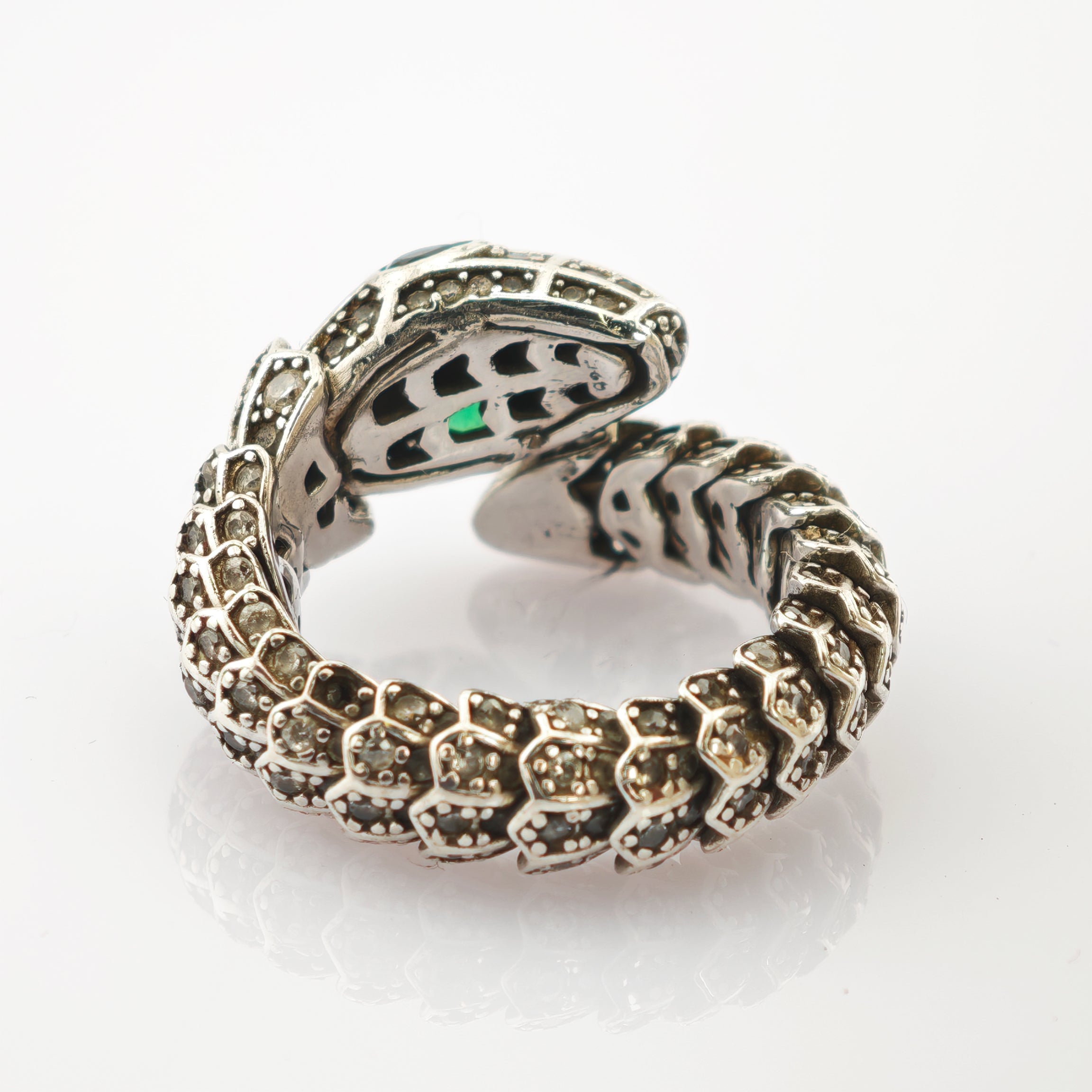 Silberner Ring mit schleifenförmigem Schlangenmotiv und filigranen Schuppenmustern