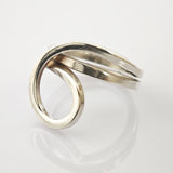 Silberner Ring mit künstlerischem Spiralschleifendesign und glattem Finish.