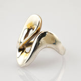 Silberfarbener Ring mit wellenförmigem Design und hohlem Zentrum, glatte Oberfläche