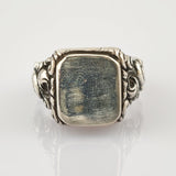 Silberner Siegelring mit floralen Schnitzereien und rechteckiger Fläche