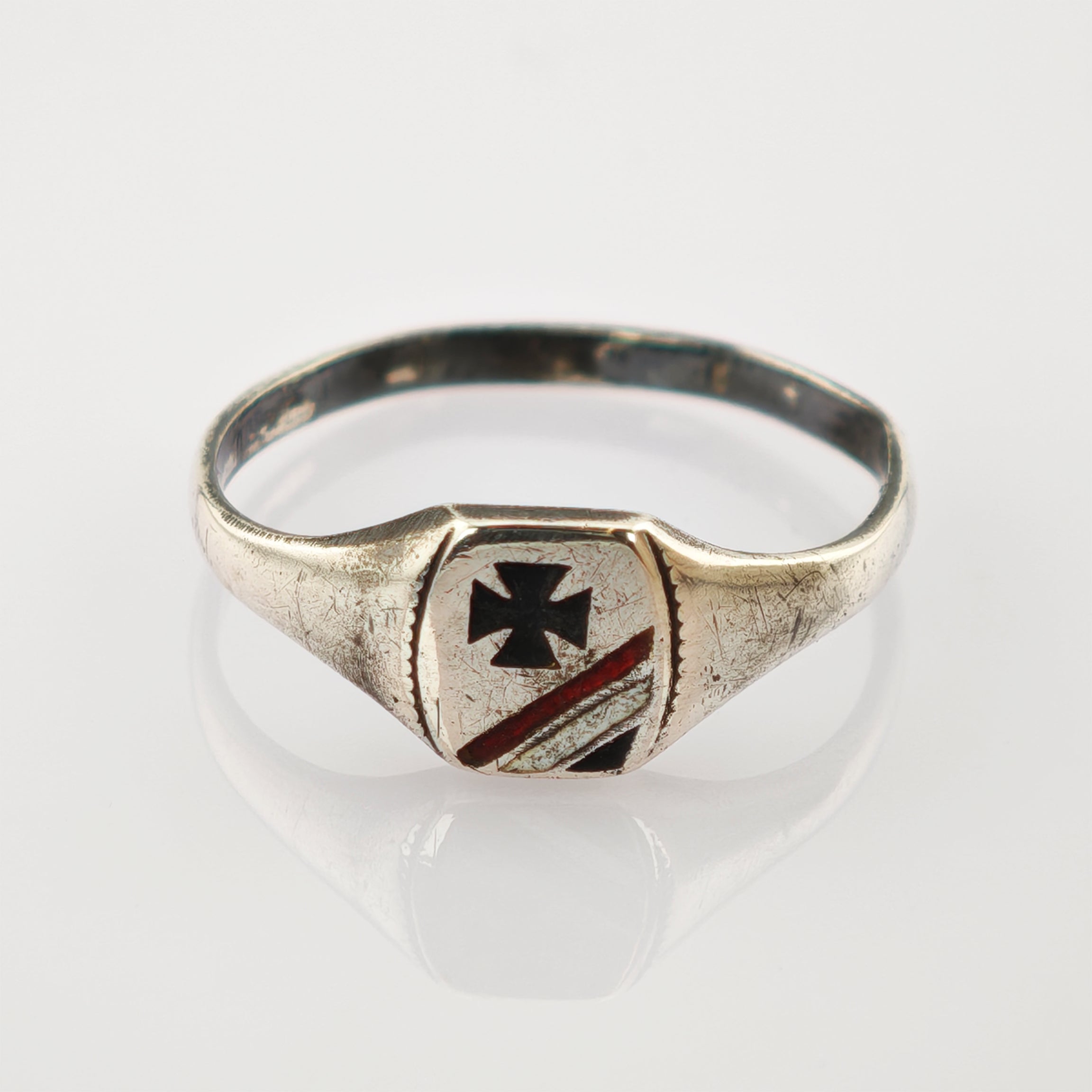 Silberner Siegelring mit graviertem Wappen und diagonalem Streifen