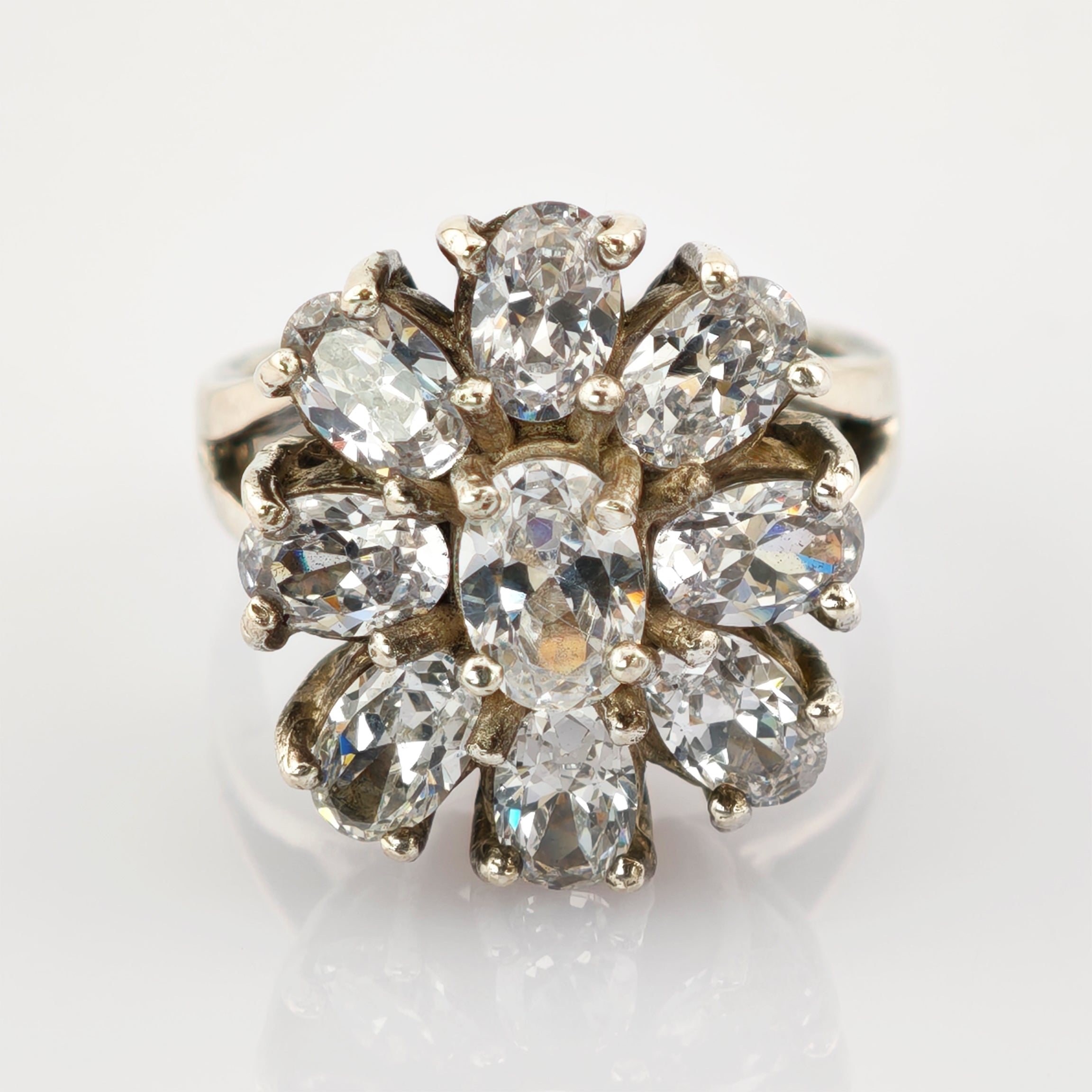 Silberner Vintage-Ring mit blumenförmigem Cluster aus zehn ovalen klaren Edelsteinen und zentralem Stein