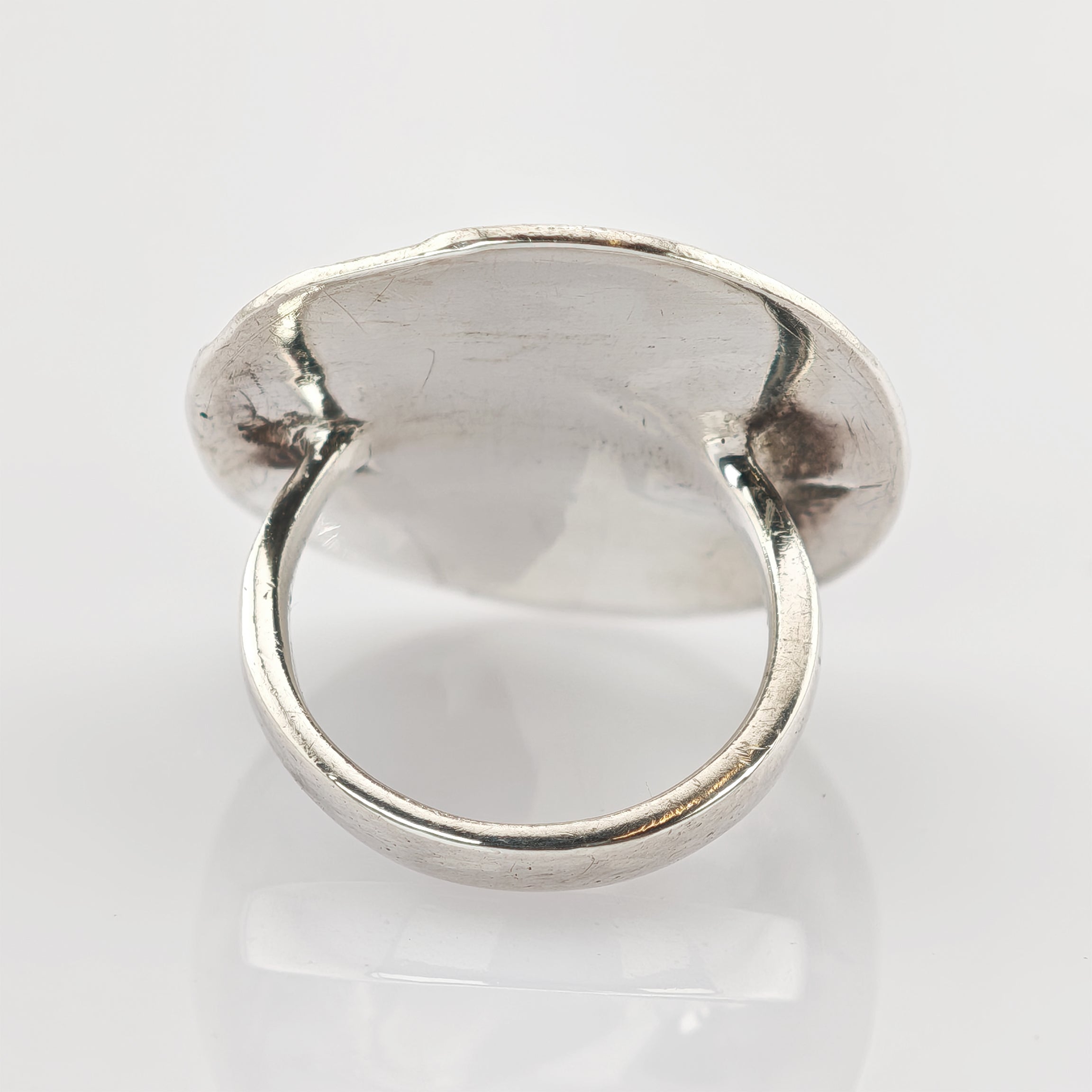 Silberner Vintage-Ring mit glattem Band und breiter flacher Oberseite, leichte Gebrauchsspuren.