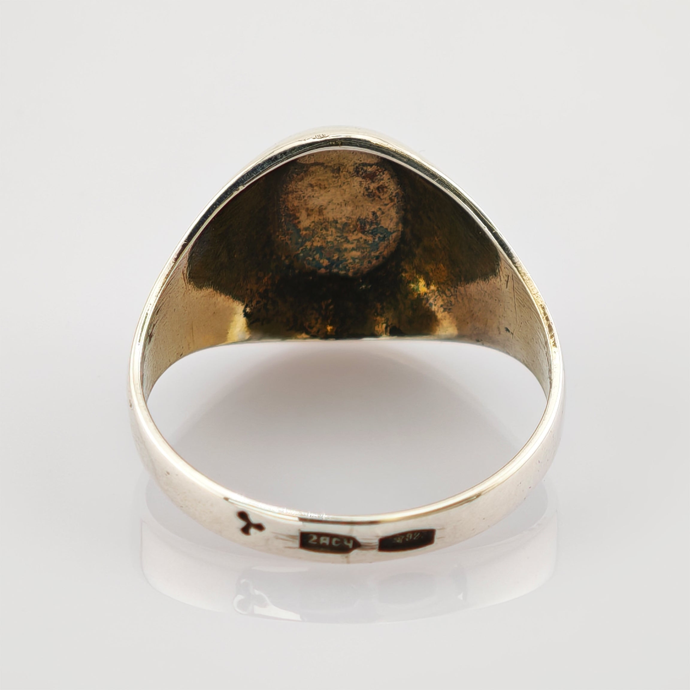 Silberring mit zwei gravierten Punzen 2AC4 und 925 auf der Innenseite des Bands