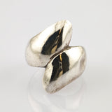 Silberfarbener Ring mit abstraktem Design und polierter Oberfläche mit feinen Gebrauchsspuren