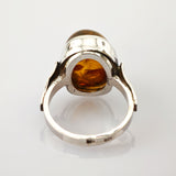 Silberring mit poliertem Bernstein im Cabochon-Schliff und 925er Silberpunze im Inneren