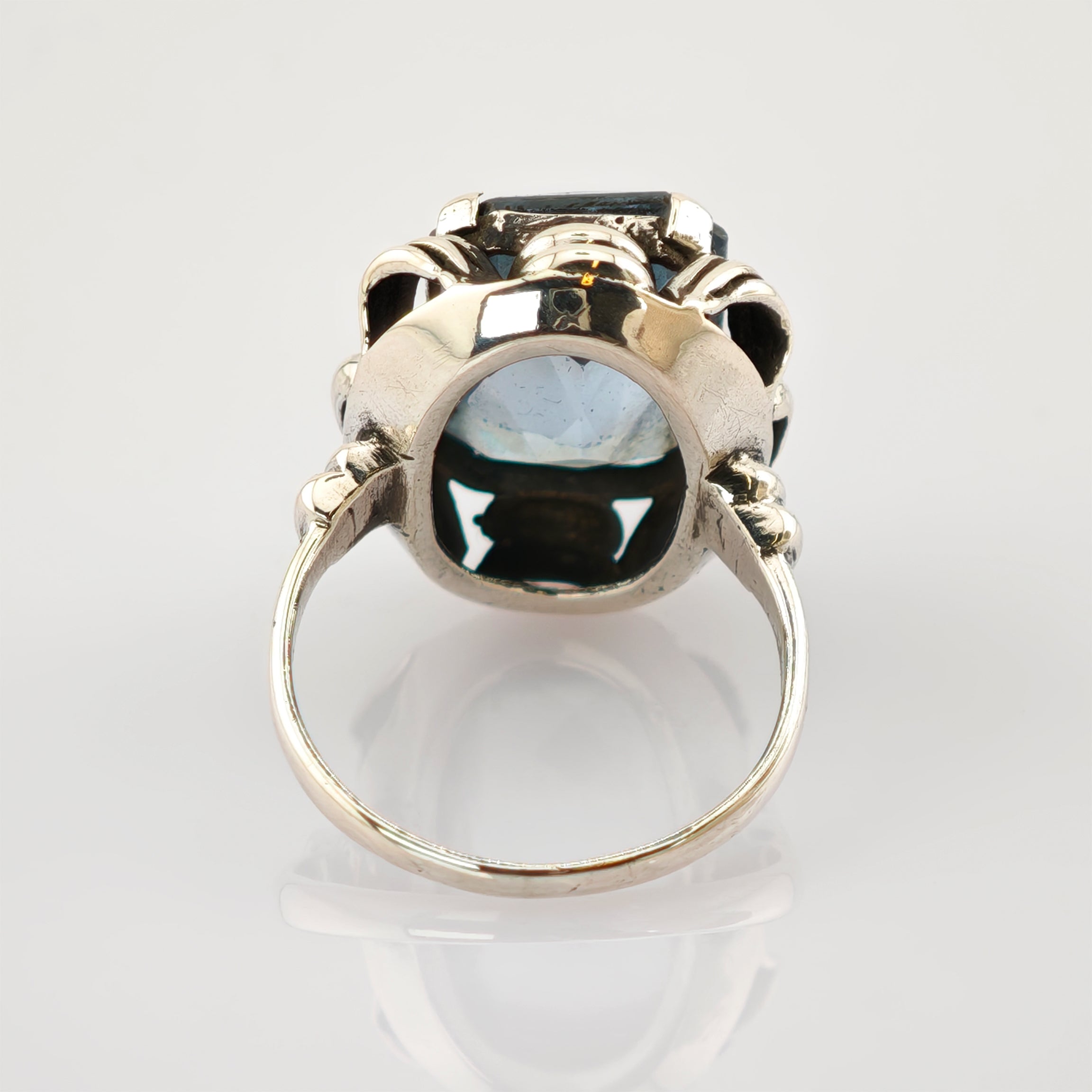 Silberring mit großem blauem Edelstein und filigranem Silberdesign, von oben aufgenommen