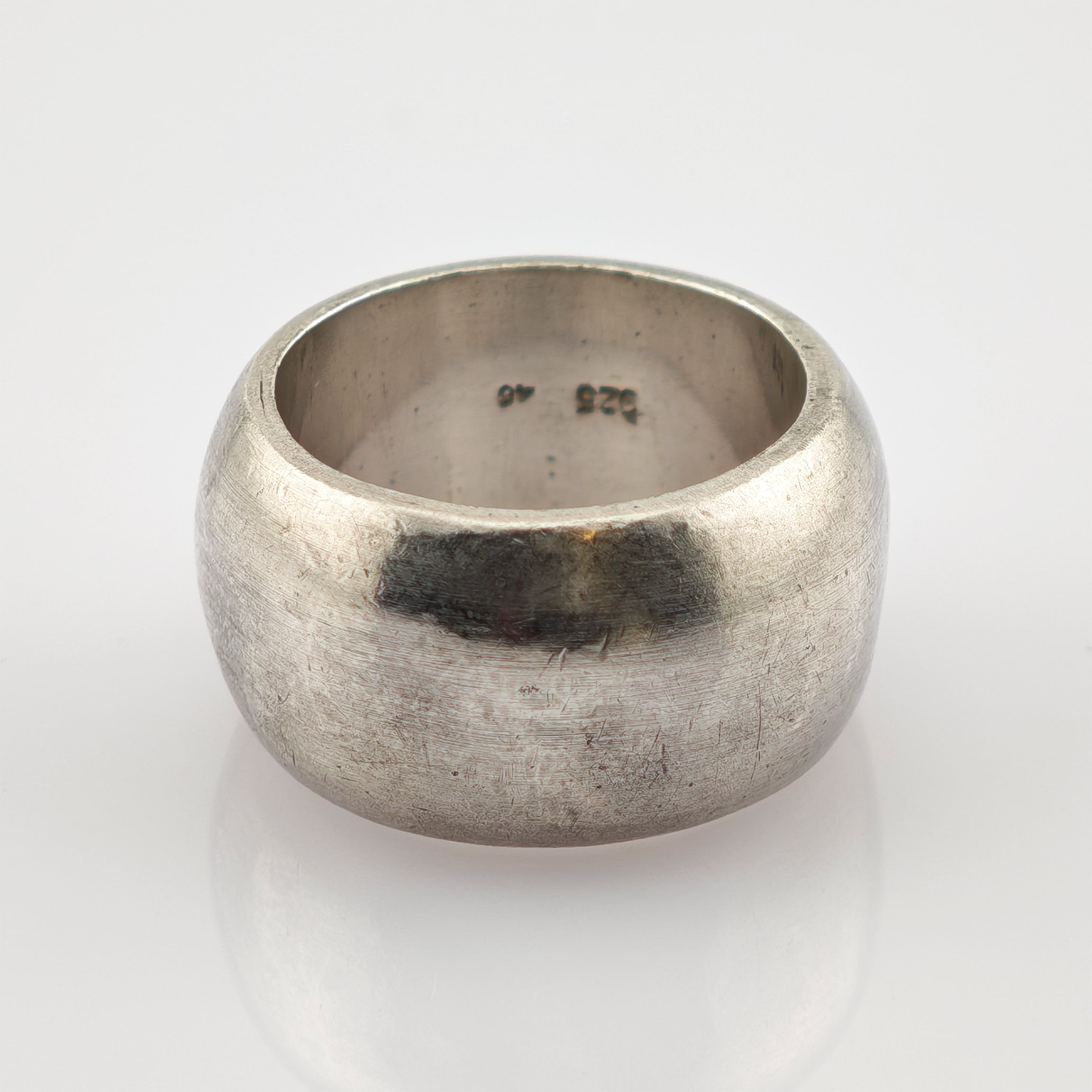 Silberring mit breitem abgerundetem Band und gealterter Oberfläche mit Gravur 925 40 innen