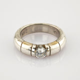 Silberring mit breitem Band, klarer Rundschliff-Edelstein in der Mitte, 925er Silberpunze innen.