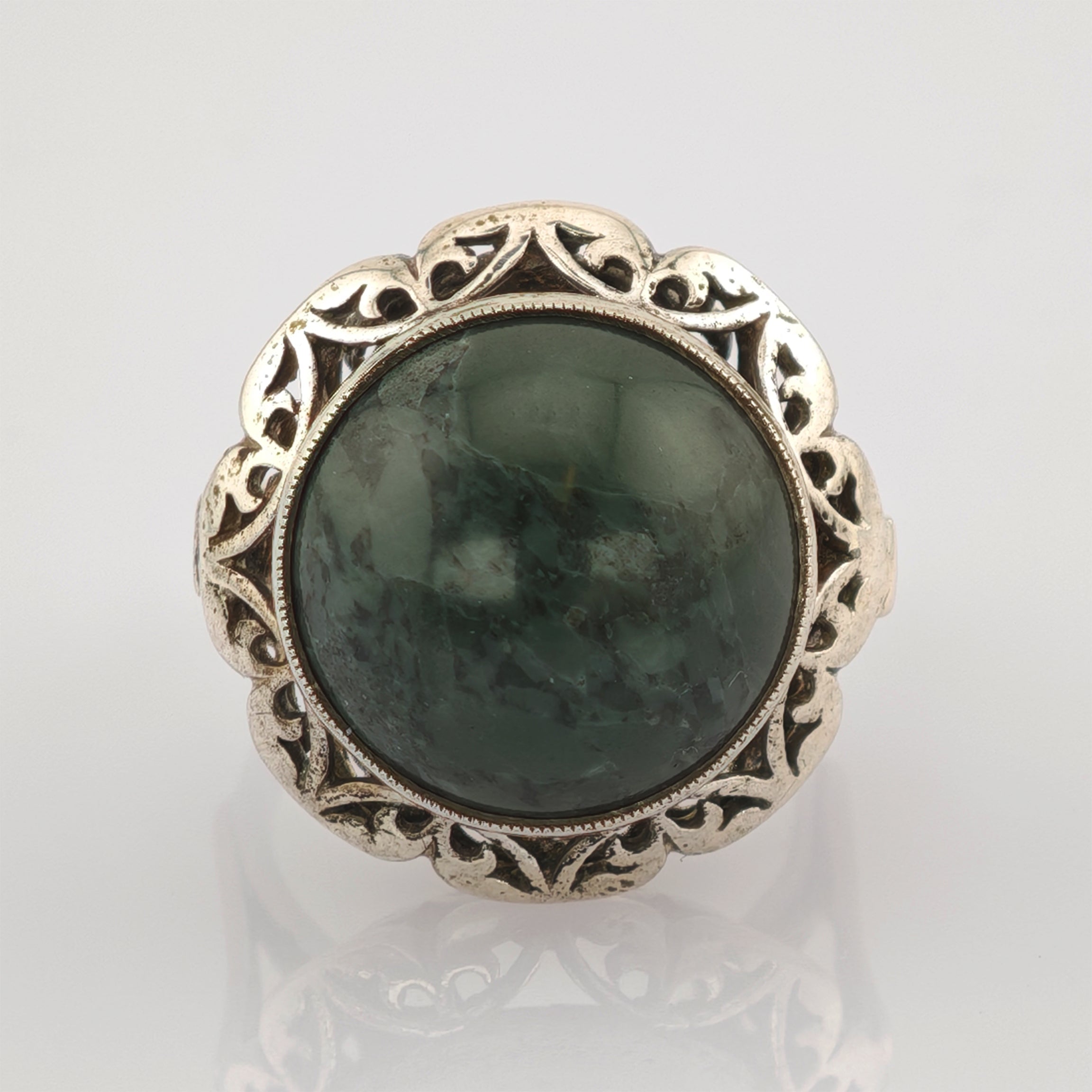 Silberring mit großem dunkelgrünem Edelstein und kunstvollem Blumen- und Rankenmuster, Vintage-Schmuck
