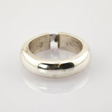 Silberring mit geteilter Fassung und klarem runden Edelstein, innen mit 925-Silberpunze graviert.