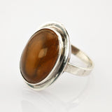 Eleganter Silberring mit großem ovalem bernsteinfarbenem Stein und glatter polierter Oberfläche