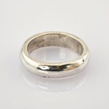 Silberring mit glattem, abgerundetem Band und Kennzeichnung 925 auf weißem Hintergrund