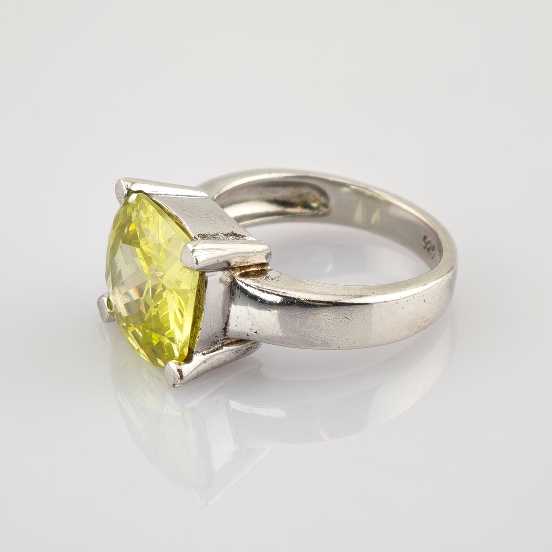 Silberring mit großem facettiertem gelbem Edelstein und 925er Silberstempel