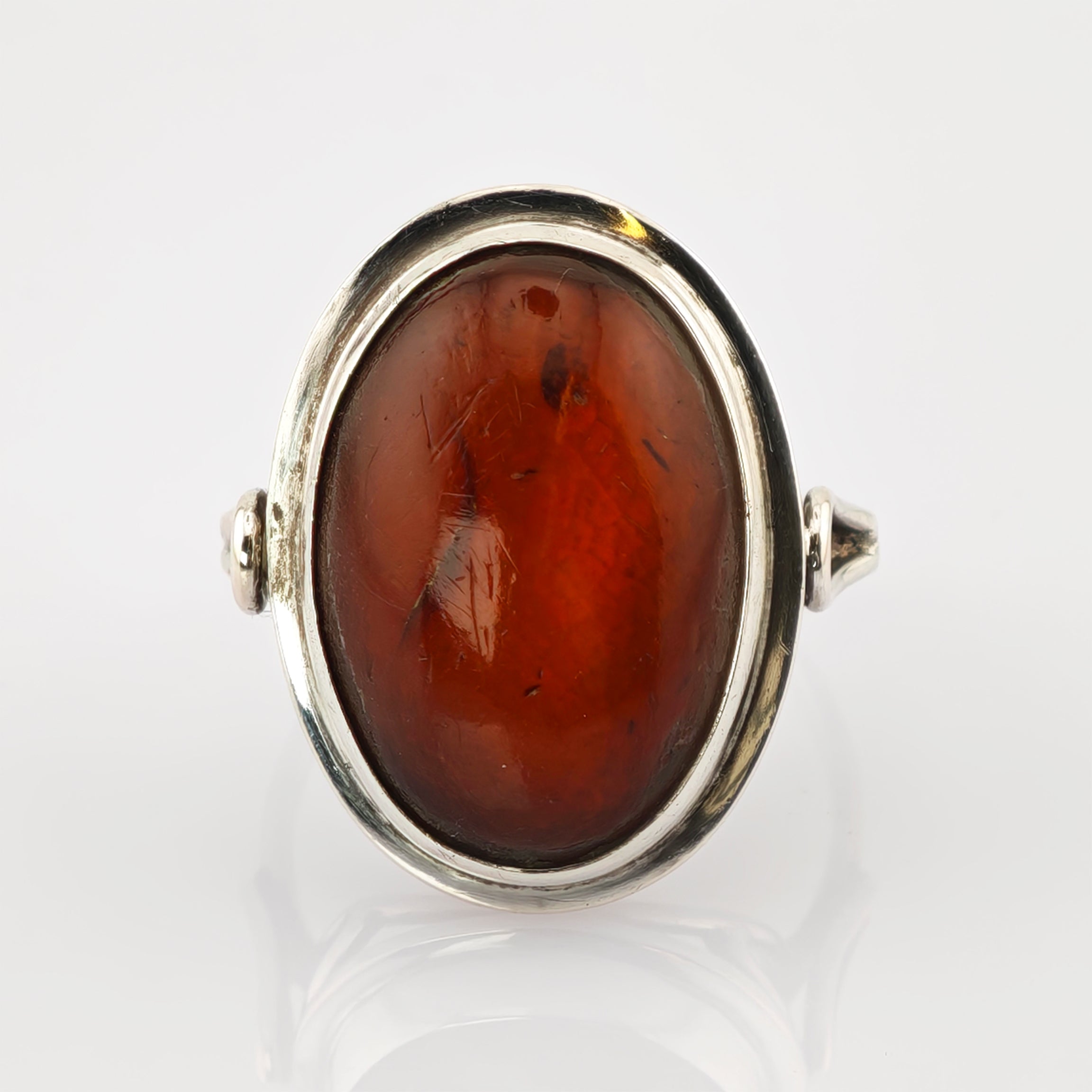 Silberring mit großem ovalem poliertem Bernstein, tiefrotbraun mit natürlichen Einschlüssen