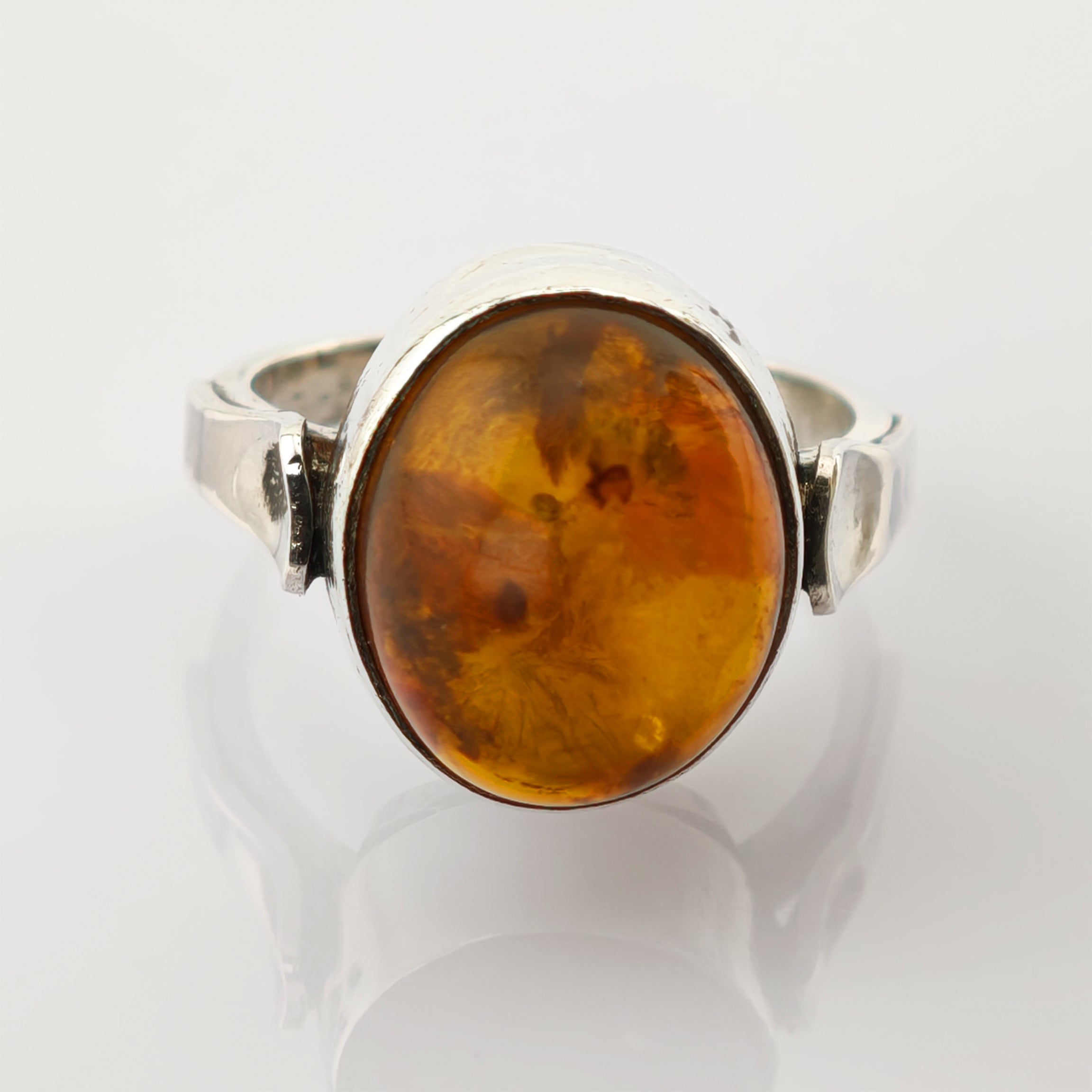 Silberring mit großem ovalem Bernstein in warmgoldenen Farben und natürlichen Einschlüssen, eleganter Vintage-Schmuck.