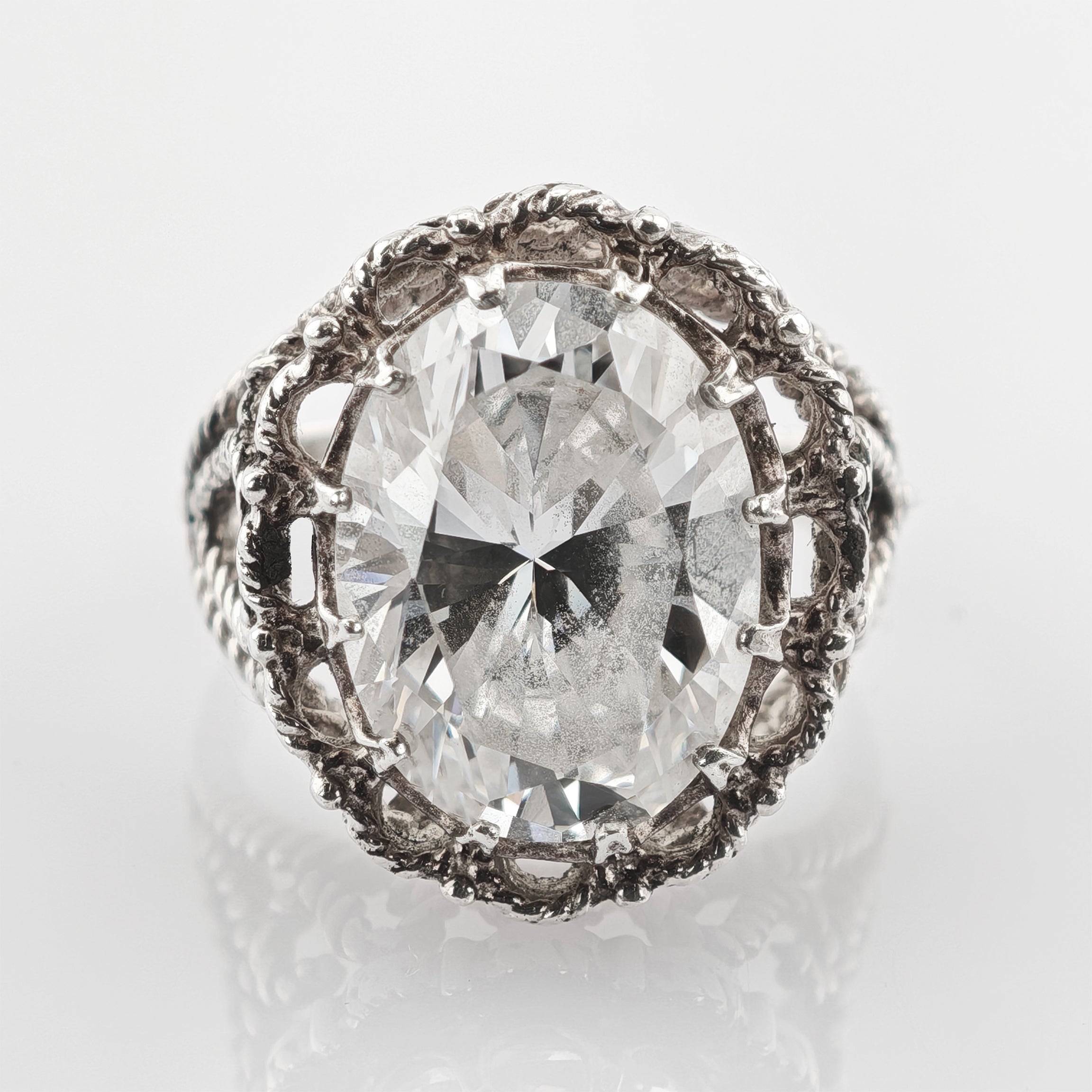 Silberring mit facettiertem klarem Edelstein und detaillierter Verzierung