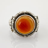 Silberring mit kunstvollem Muster und großem poliertem orangefarbenem Edelstein