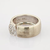 Silberfarbener Ring mit breitem Band und strukturiertem Oberfläche mit Edelsteinen