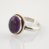 Silberring mit offenem Band und ovalem lila Amethyst, vintage Schmuckdesign.
