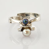 Silberring mit offenem Band und zwei Perlen in Weiß und Dunkelblau, Vintage-Schmuck.