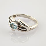 Silberring mit ovalem blauem Edelstein und einzigartigem Design mit zwei erhöhten Segmenten und 925-Punze