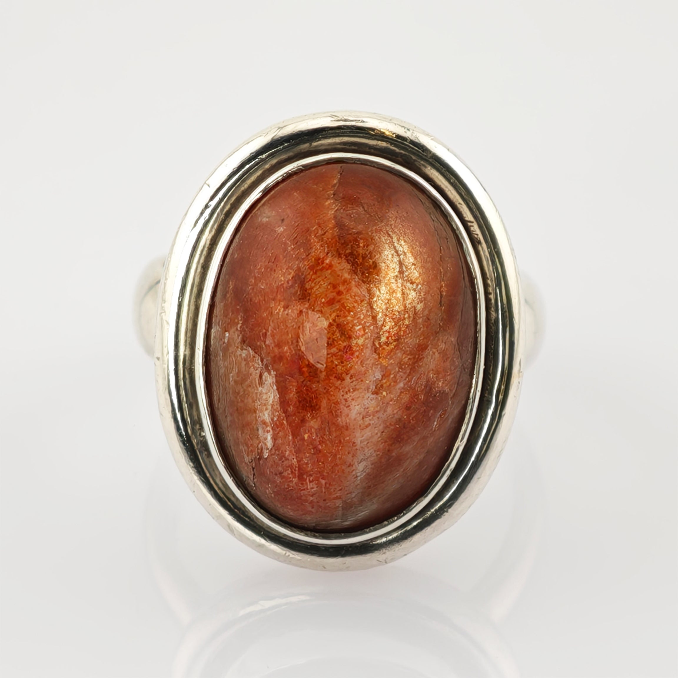 Silberring mit großem ovalem rot-orangefarbenem Cabochon-Edelstein in Bezel-Fassung