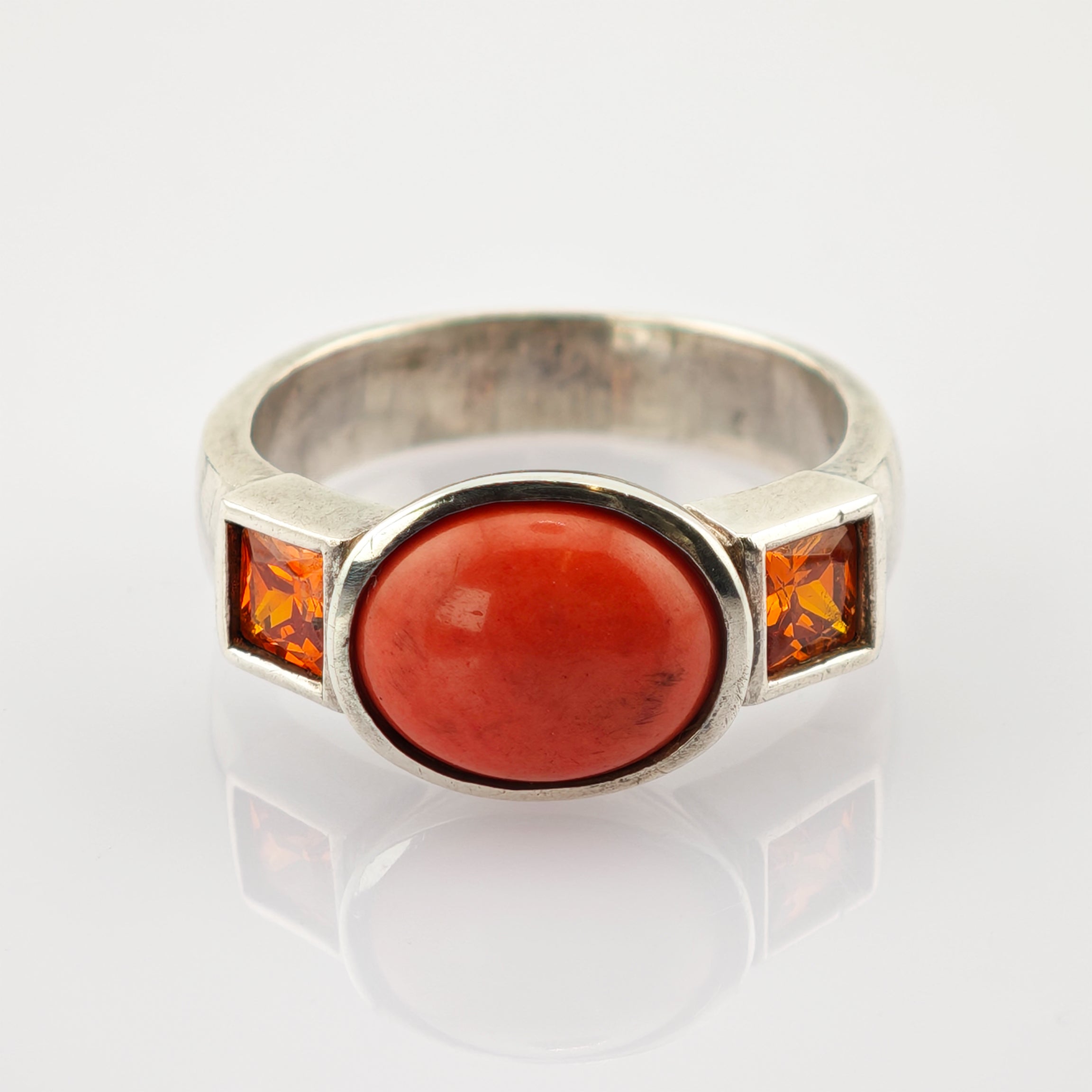 Silberring mit breitem Band, ovalem roten Stein und zwei kleinen orangen Edelsteinen