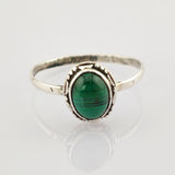 Silberring mit ovalem grünem Edelstein und dekorativem Perlenbesatz