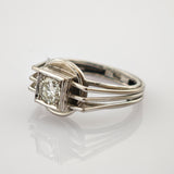 Silberring mit drei parallelen Bändern und rundem klarem Edelstein in quadratischer Fassung